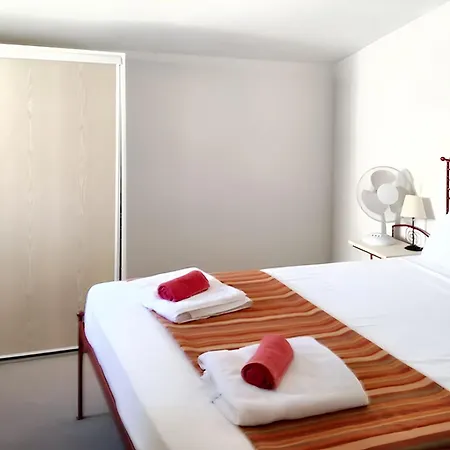 Casa de Férias Maison Charmante à Avec Piscine Partagée