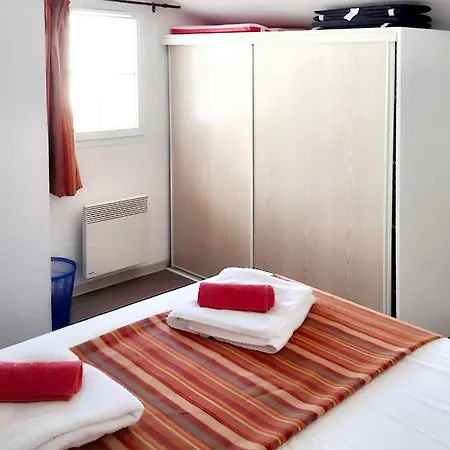 Casa de Férias Maison Charmante à Avec Piscine Partagée